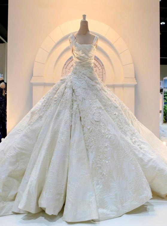 Winter-Wedding-Gowns-and-Dresses-By-Jacy-Kay